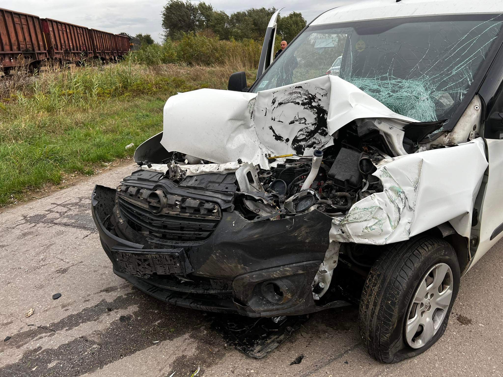 Jedno lice povređeno u sudaru voza i manjeg teretnog vozila na pružnom prelazu Kovačica – Debeljača